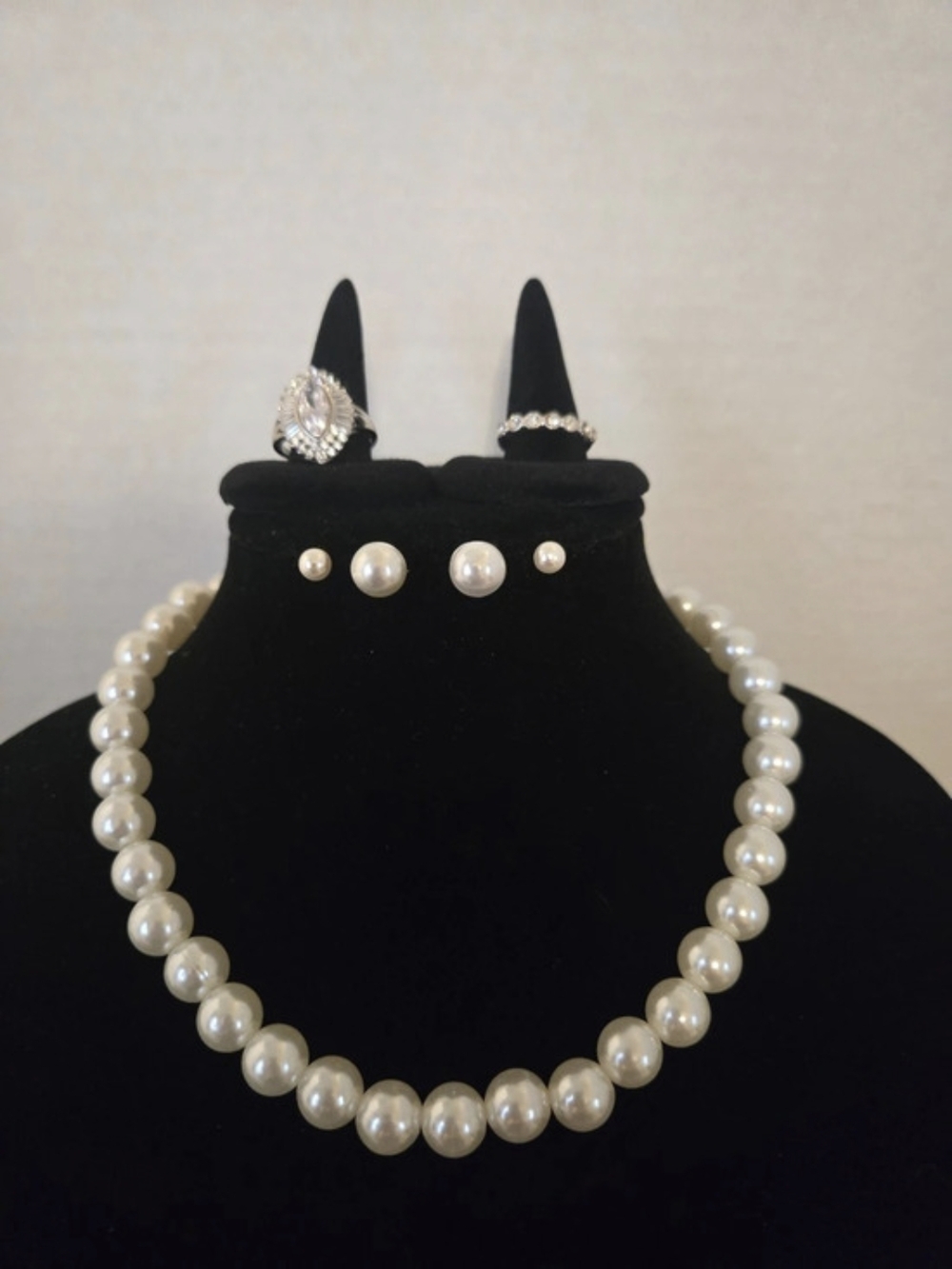 Pearl Jewelry Set in White Like New